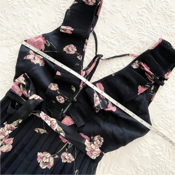 NWOT Lulus Loved By You Navy Blue Floral Pleated Chiffon Maxi Dress XSmall - Picture 5 of 8